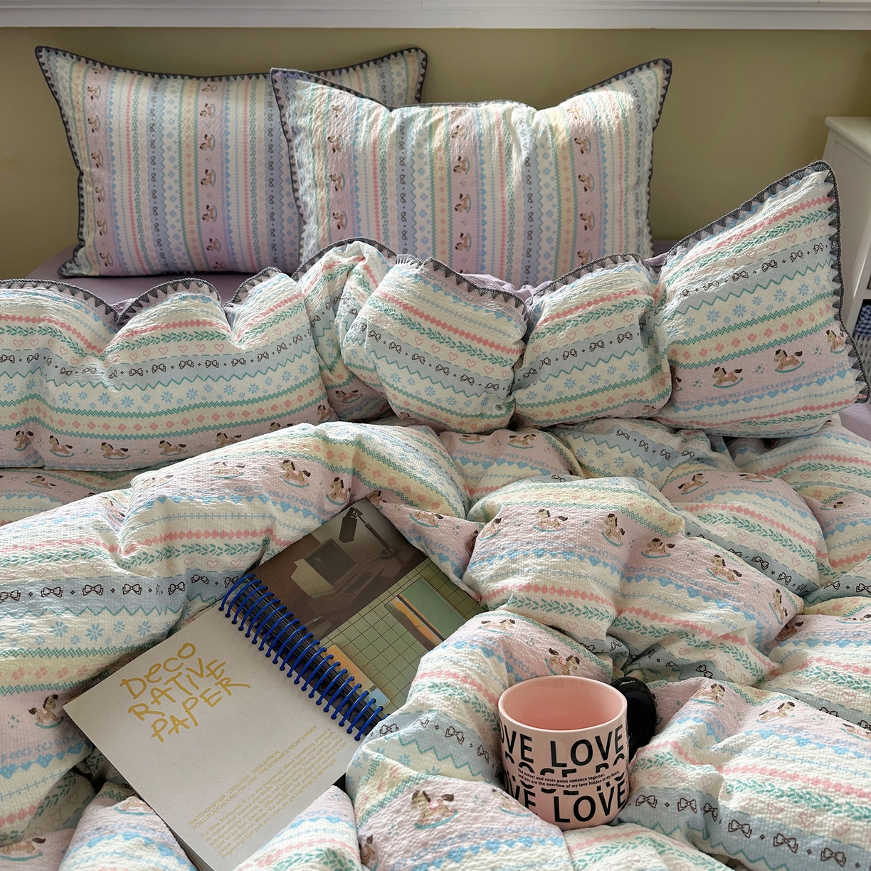 91家纺网 家纺一手货源 找家纺 几禾 2026新款高品质A类110g泡芙纱甜栗贝壳边四件套 甜栗-甜心木马卷