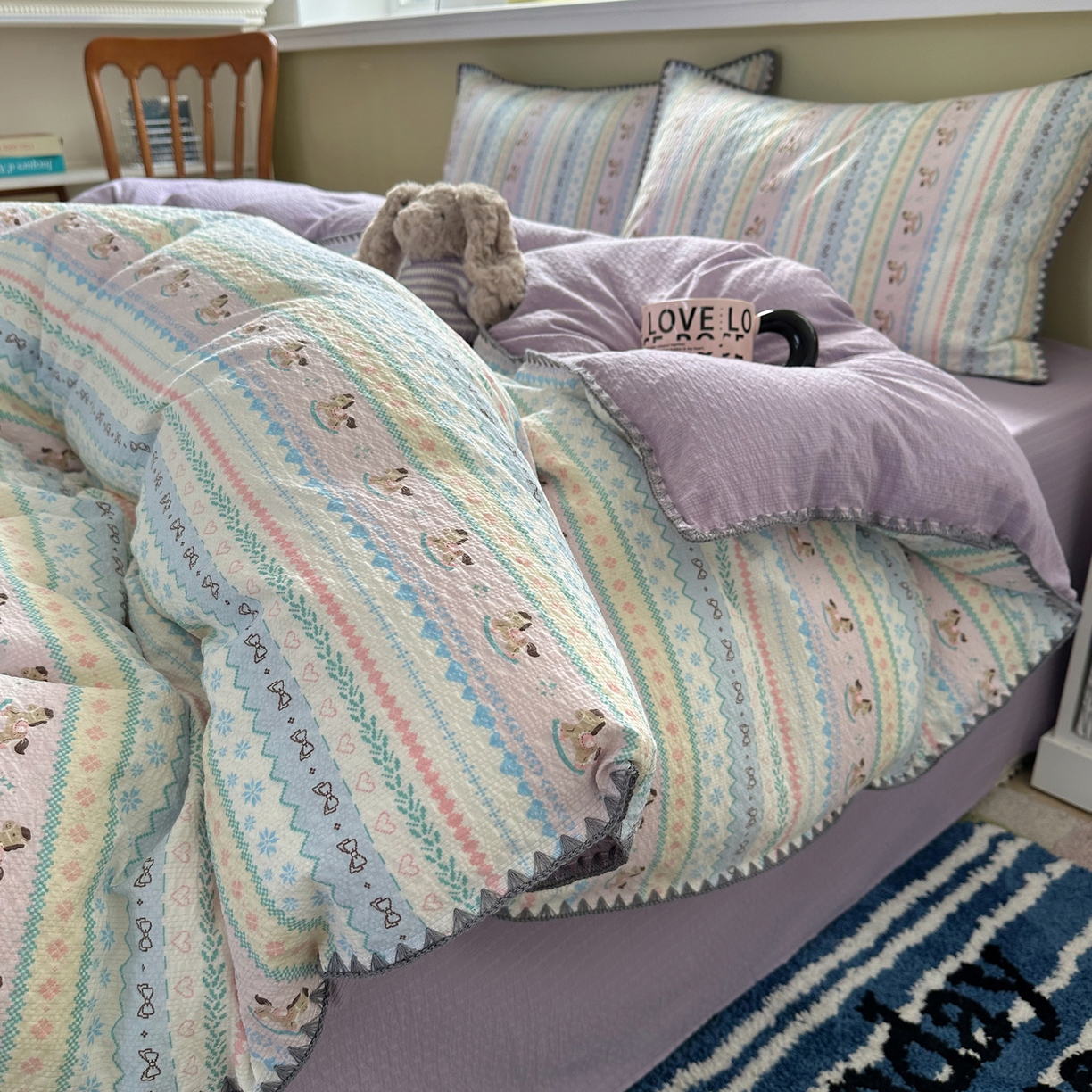 91家纺网 家纺一手货源 找家纺 几禾 2026新款高品质A类110g泡芙纱甜栗贝壳边四件套 甜栗-甜心木马卷