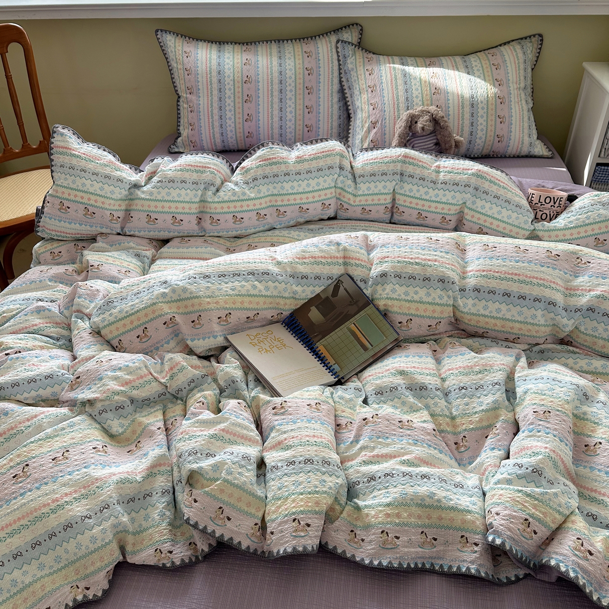 91家纺网 家纺一手货源 找家纺 几禾 2026新款高品质A类110g泡芙纱甜栗贝壳边四件套 甜栗-甜心木马卷