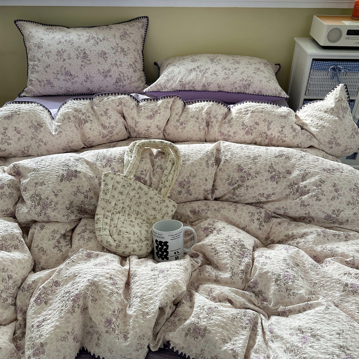 91家纺网 家纺一手货源 找家纺 几禾 2026新款高品质A类110g泡芙纱甜栗贝壳边四件套 甜栗-柔紫碎花屿