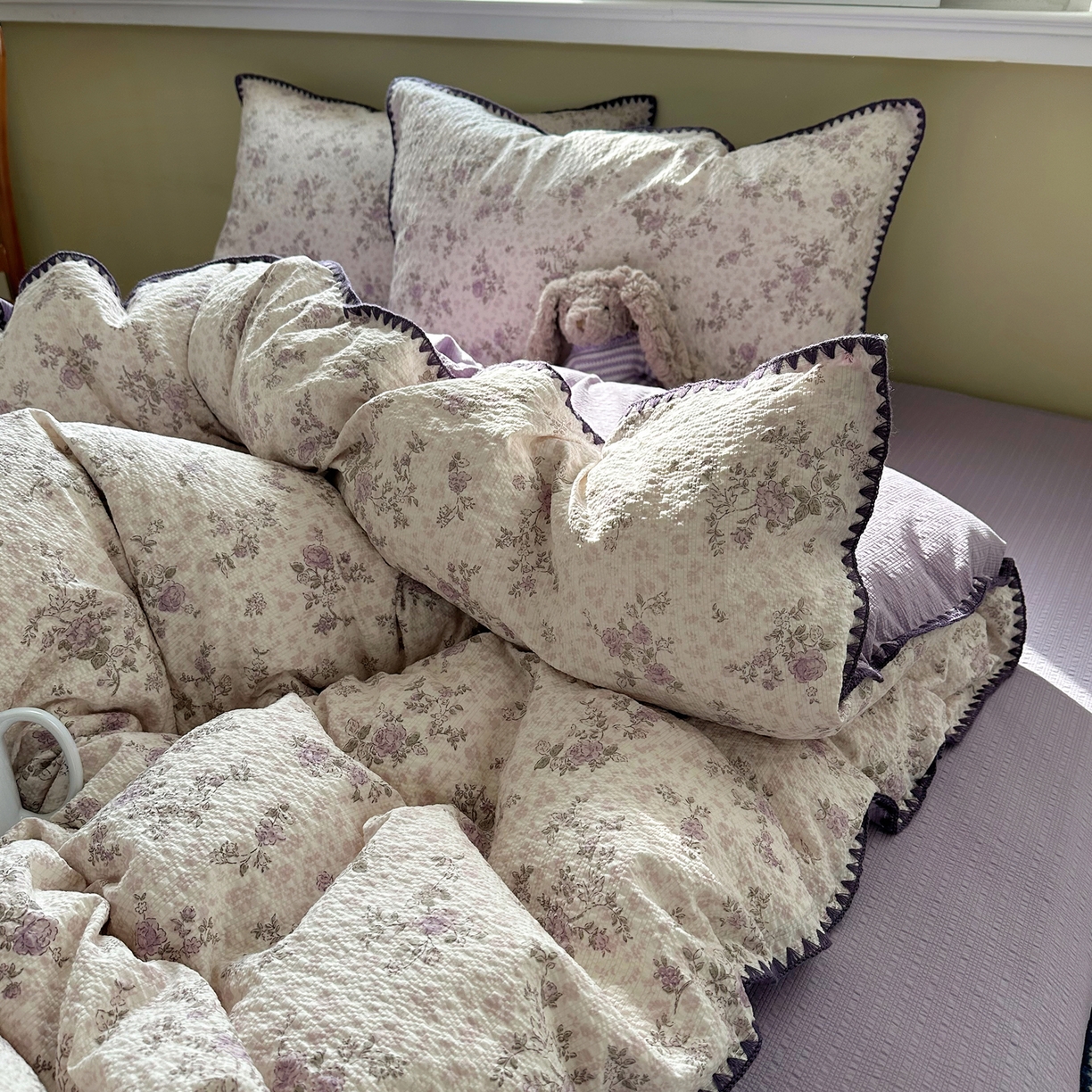 91家纺网 家纺一手货源 找家纺 几禾 2026新款高品质A类110g泡芙纱甜栗贝壳边四件套 甜栗-柔紫碎花屿