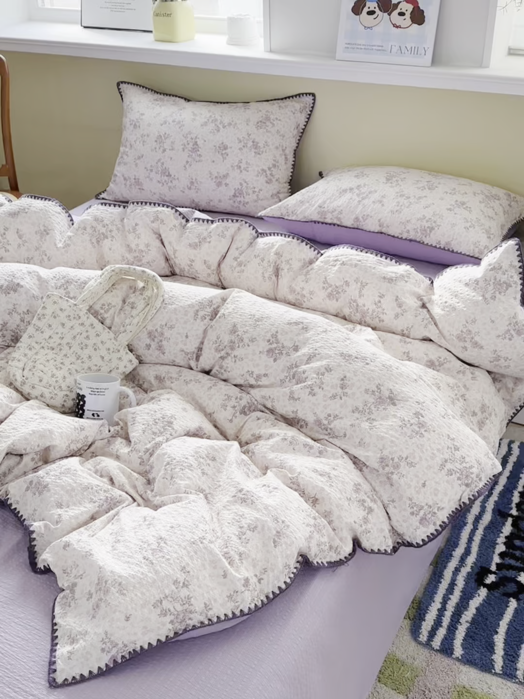 91家纺网 家纺一手货源 找家纺 几禾 2026新款高品质A类110g泡芙纱甜栗贝壳边四件套 甜栗-柔紫碎花屿