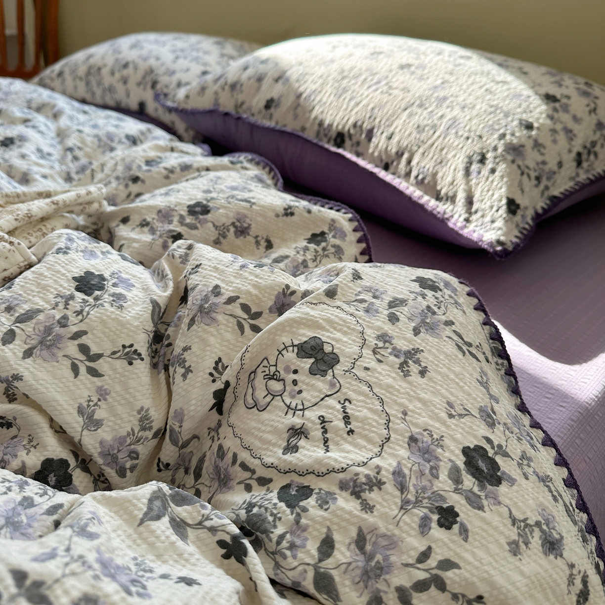 91家纺网 家纺一手货源 找家纺 几禾 2026新款高品质A类110g泡芙纱甜栗贝壳边四件套 甜栗-小猫秘境灰