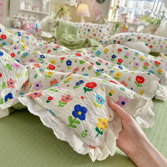 91家纺网 家纺一手货源 找家纺 贝扬思家纺 2026新款泡芙纱全棉蕾丝花边夏被-花笺系列（甜系花边撞入梦境，软乎乎的质感，治愈所有疲惫） 花笺-彩色花园