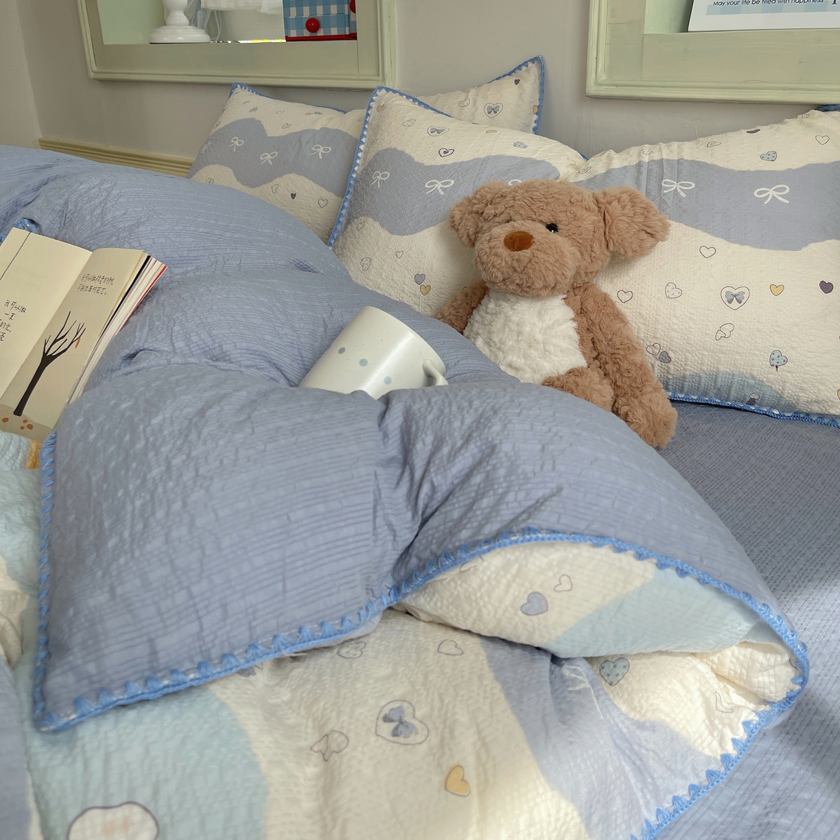 91家纺网 家纺一手货源 找家纺 凯洛奇 2026春夏新款A类高品质泡芙纱贝壳边四件套 蓝波甜心