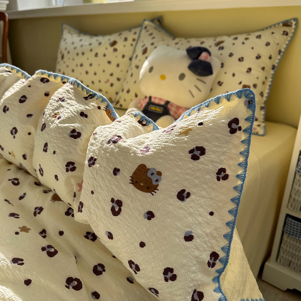 91家纺网 家纺一手货源 找家纺 几禾 2026新款高品质A类110g泡芙纱甜栗贝壳边四件套 甜栗-豹纹咪星黄