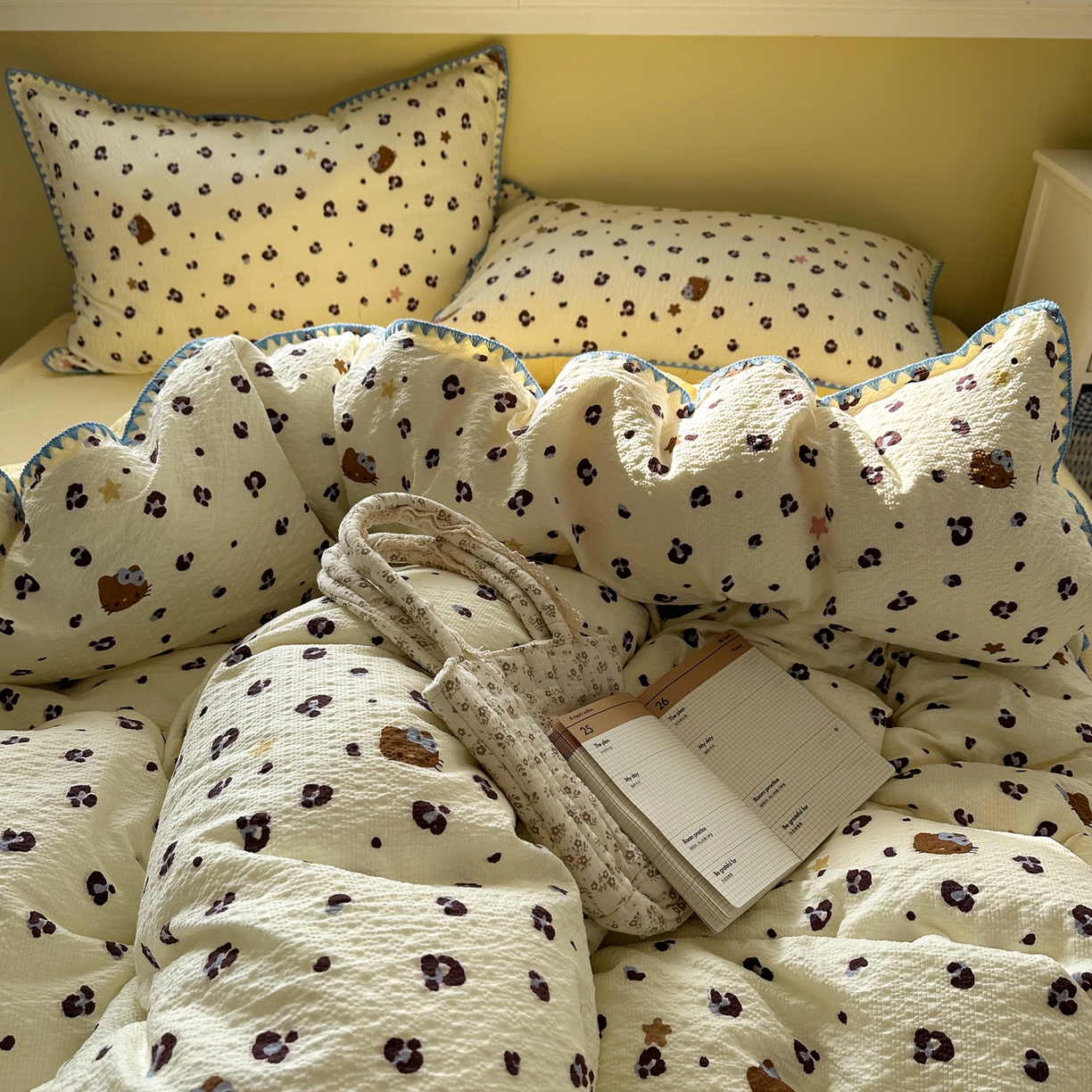 91家纺网 家纺一手货源 找家纺 几禾 2026新款高品质A类110g泡芙纱甜栗贝壳边四件套 甜栗-豹纹咪星黄