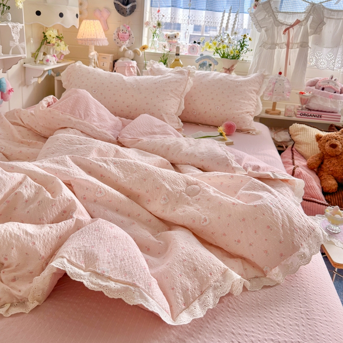 91家纺网 家纺一手货源 找家纺 贝扬思家纺 2026新款泡芙纱全棉蕾丝花边夏被-花笺系列（甜系花边撞入梦境，软乎乎的质感，治愈所有疲惫） 花笺-春日甜桃心-粉