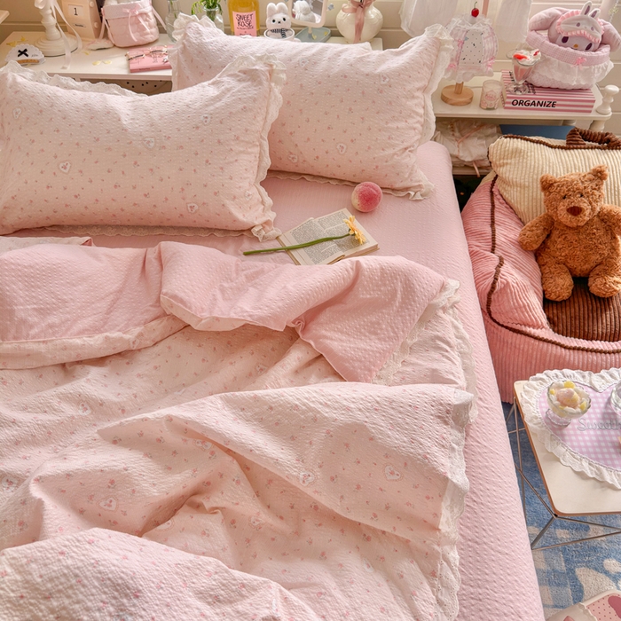 91家纺网 家纺一手货源 找家纺 贝扬思家纺 2026新款泡芙纱全棉蕾丝花边夏被-花笺系列（甜系花边撞入梦境，软乎乎的质感，治愈所有疲惫） 花笺-春日甜桃心-粉