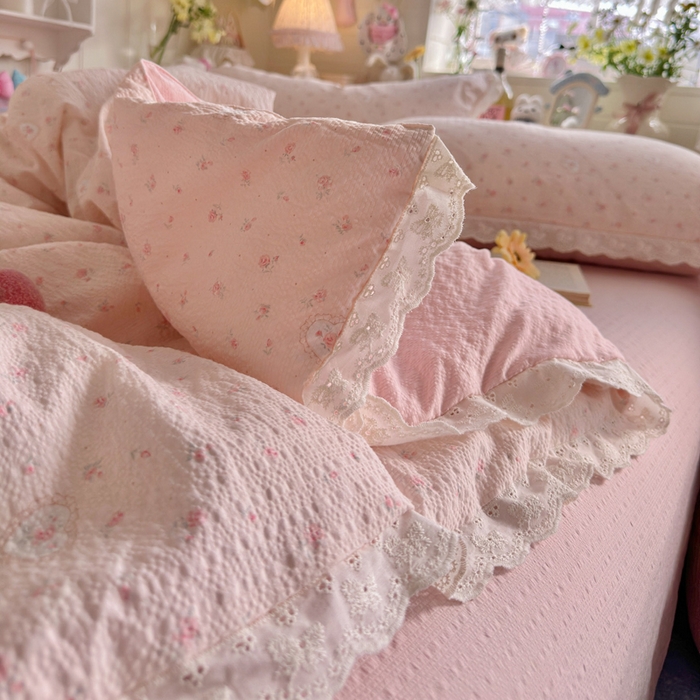 91家纺网 家纺一手货源 找家纺 贝扬思家纺 2026新款泡芙纱全棉蕾丝花边夏被-花笺系列（甜系花边撞入梦境，软乎乎的质感，治愈所有疲惫） 花笺-春日甜桃心-粉