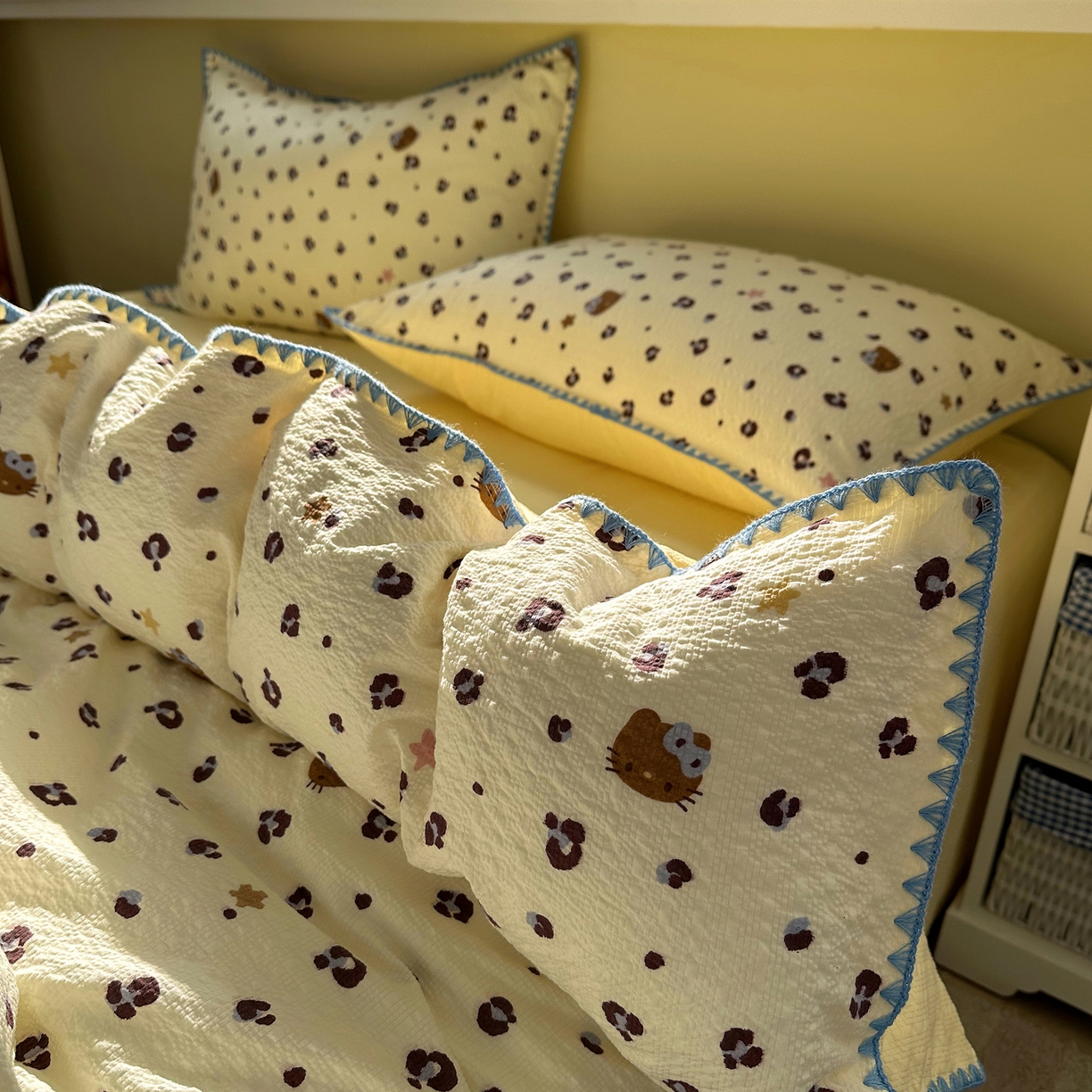 91家纺网 家纺一手货源 找家纺 几禾 2026新款高品质A类110g泡芙纱甜栗贝壳边四件套 甜栗-豹纹咪星黄