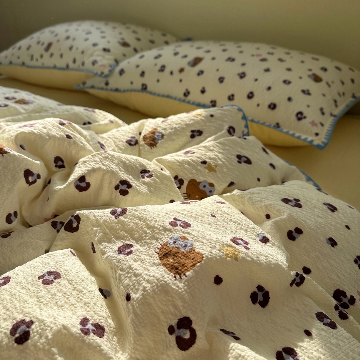 91家纺网 家纺一手货源 找家纺 几禾 2026新款高品质A类110g泡芙纱甜栗贝壳边四件套 甜栗-豹纹咪星黄