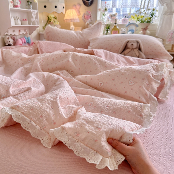 91家纺网 家纺一手货源 找家纺 贝扬思家纺 2026新款泡芙纱全棉蕾丝花边夏被-花笺系列（甜系花边撞入梦境，软乎乎的质感，治愈所有疲惫） 花笺-春日甜桃心-粉
