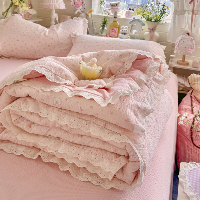 91家纺网 家纺一手货源 找家纺 贝扬思家纺 2026新款泡芙纱全棉蕾丝花边夏被-花笺系列（甜系花边撞入梦境，软乎乎的质感，治愈所有疲惫） 花笺-春日甜桃心-粉