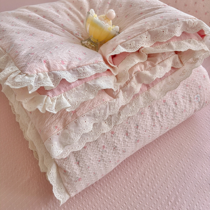 91家纺网 家纺一手货源 找家纺 贝扬思家纺 2026新款泡芙纱全棉蕾丝花边夏被-花笺系列（甜系花边撞入梦境，软乎乎的质感，治愈所有疲惫） 花笺-春日甜桃心-粉
