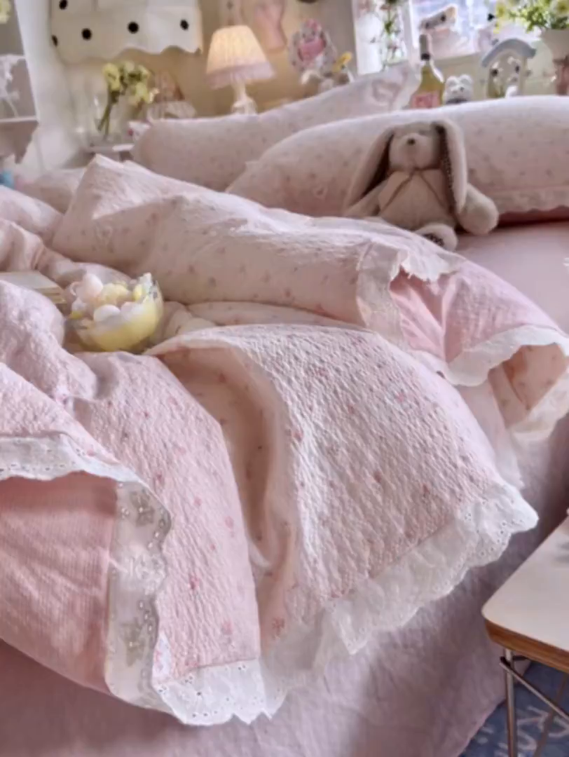 91家纺网 家纺一手货源 找家纺 贝扬思家纺 2026新款泡芙纱全棉蕾丝花边夏被-花笺系列（甜系花边撞入梦境，软乎乎的质感，治愈所有疲惫） 花笺-春日甜桃心-粉
