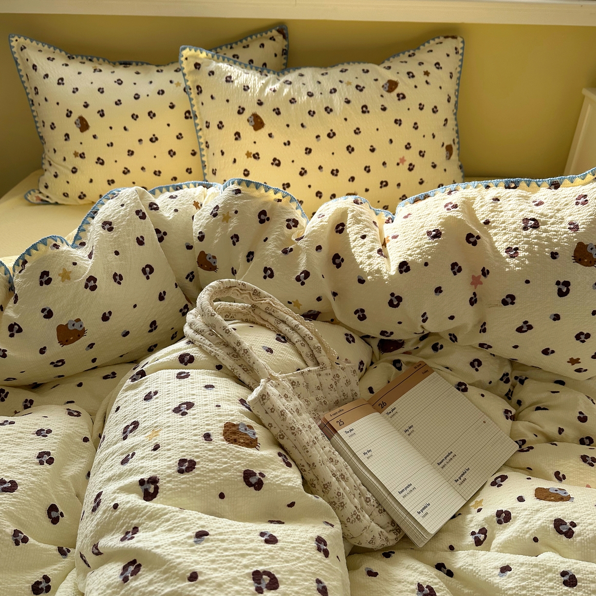 91家纺网 家纺一手货源 找家纺 几禾 2026新款高品质A类110g泡芙纱甜栗贝壳边四件套 甜栗-豹纹咪星黄