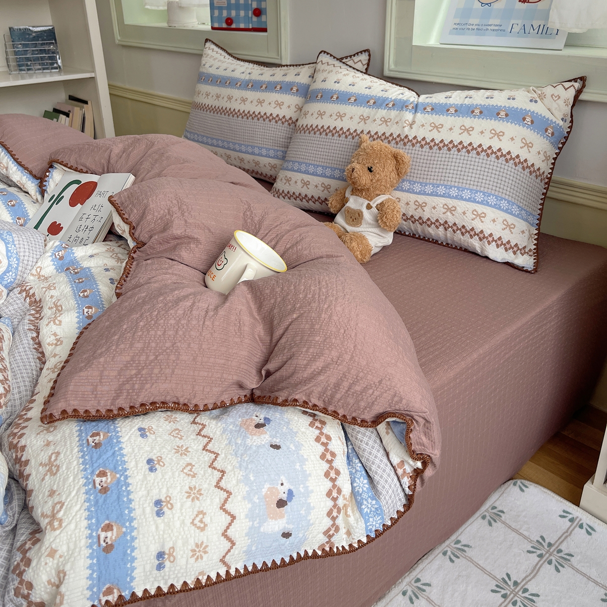 91家纺网 家纺一手货源 找家纺 凯洛奇 2026春夏新款A类高品质泡芙纱贝壳边四件套 奶芙小狗