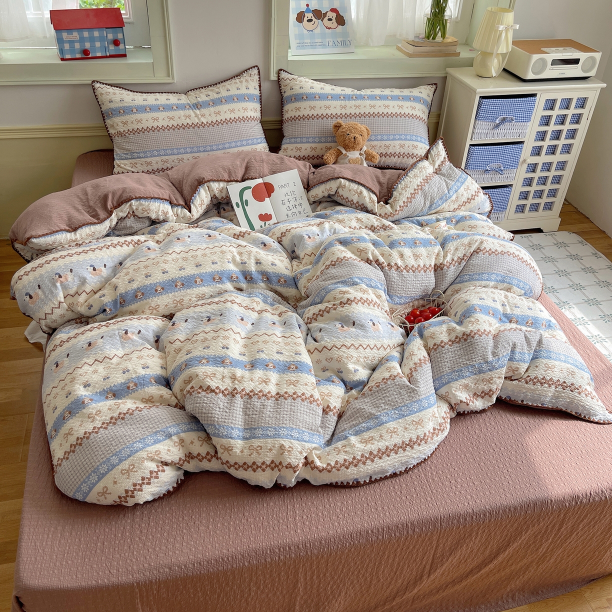 91家纺网 家纺一手货源 找家纺 凯洛奇 2026春夏新款A类高品质泡芙纱贝壳边四件套 奶芙小狗