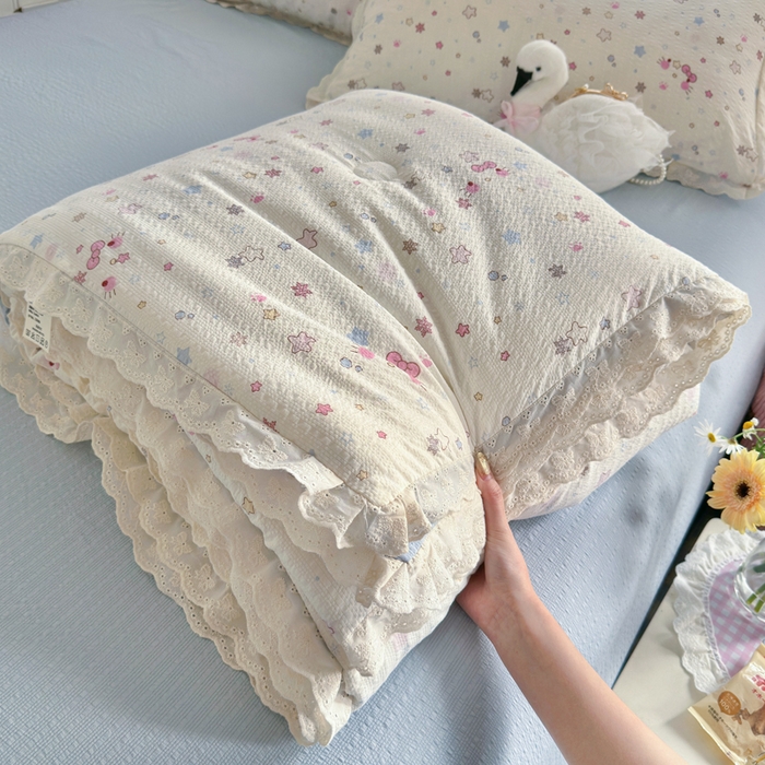 贝扬思家纺 2026新款泡芙纱全棉蕾丝花边夏被-花笺系列（甜系花边撞入梦境，软乎乎的质感，治愈所有疲惫） 花笺-躲猫猫