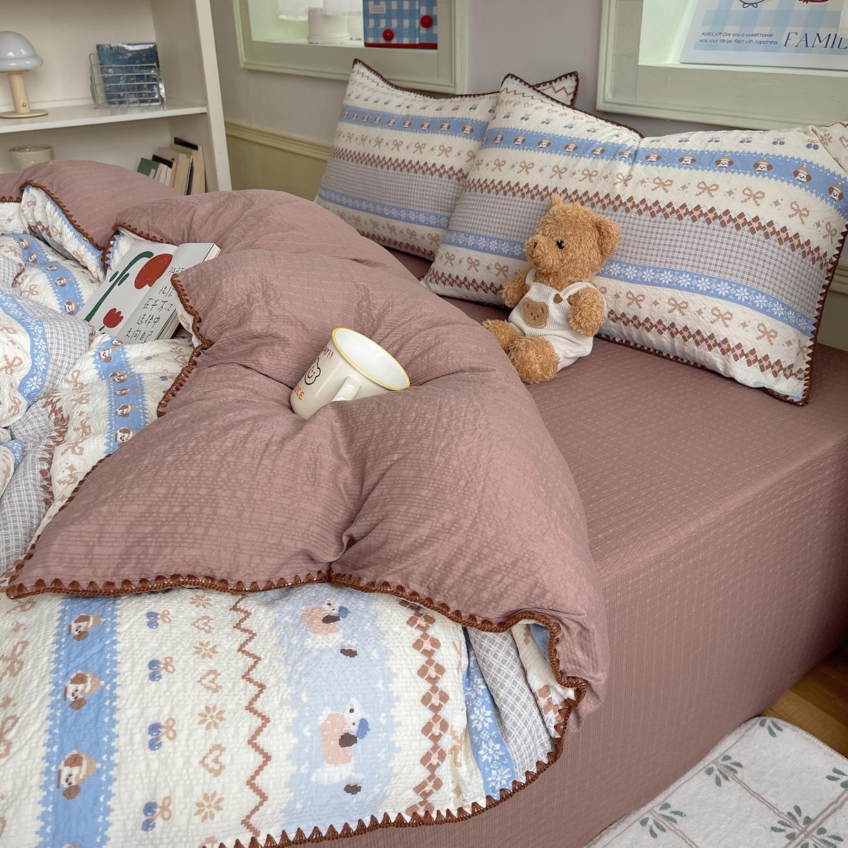 91家纺网 家纺一手货源 找家纺 凯洛奇 2026春夏新款A类高品质泡芙纱贝壳边四件套 奶芙小狗