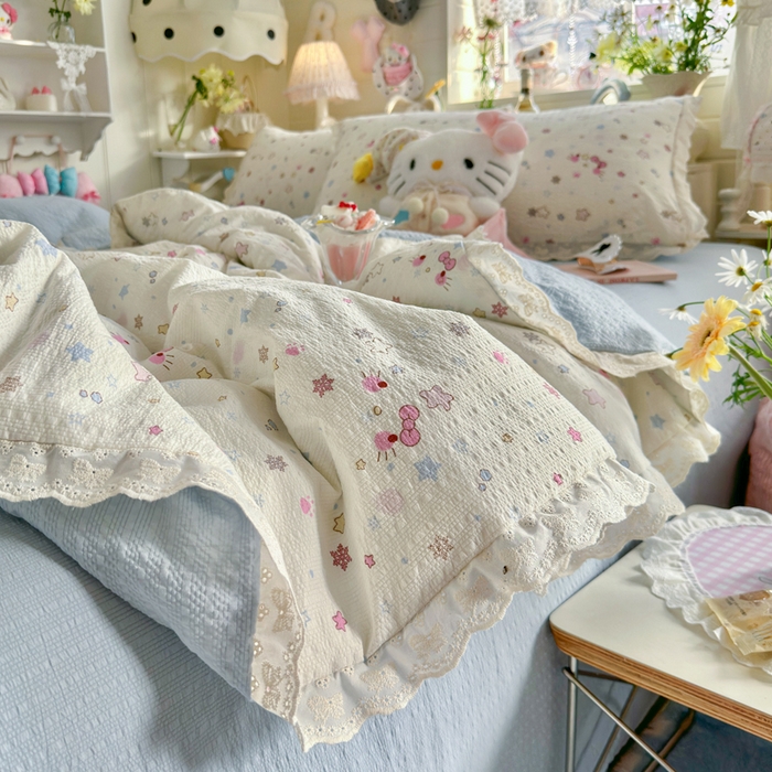 91家纺网 家纺一手货源 找家纺 贝扬思家纺 2026新款泡芙纱全棉蕾丝花边夏被-花笺系列（甜系花边撞入梦境，软乎乎的质感，治愈所有疲惫） 花笺-躲猫猫