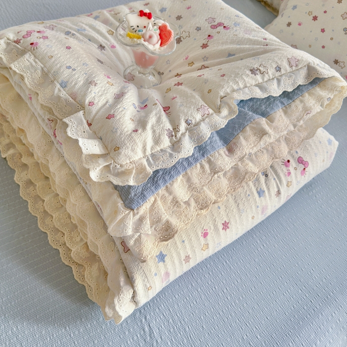 91家纺网 家纺一手货源 找家纺 贝扬思家纺 2026新款泡芙纱全棉蕾丝花边夏被-花笺系列（甜系花边撞入梦境，软乎乎的质感，治愈所有疲惫） 花笺-躲猫猫