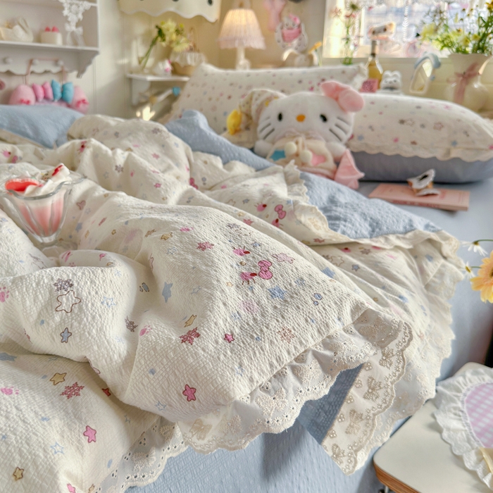 91家纺网 家纺一手货源 找家纺 贝扬思家纺 2026新款泡芙纱全棉蕾丝花边夏被-花笺系列（甜系花边撞入梦境，软乎乎的质感，治愈所有疲惫） 花笺-躲猫猫