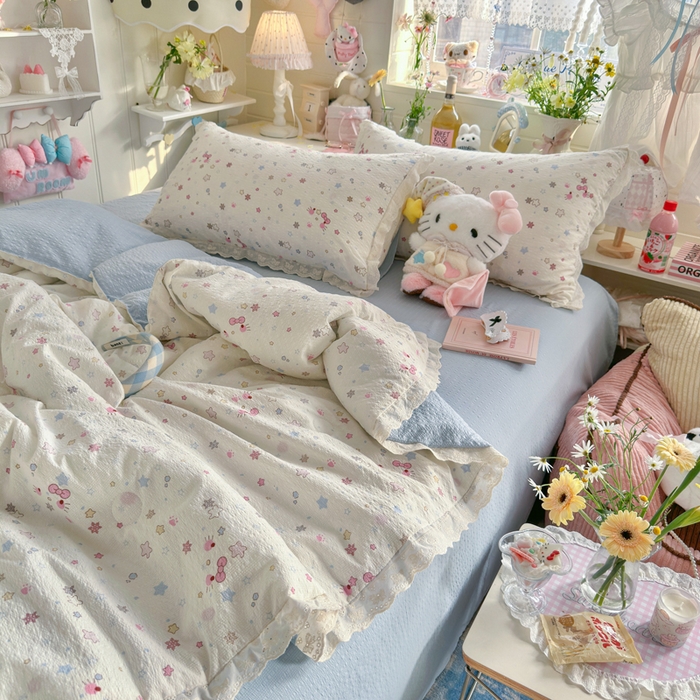 91家纺网 家纺一手货源 找家纺 贝扬思家纺 2026新款泡芙纱全棉蕾丝花边夏被-花笺系列（甜系花边撞入梦境，软乎乎的质感，治愈所有疲惫） 花笺-躲猫猫