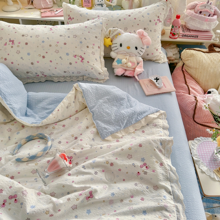 91家纺网 家纺一手货源 找家纺 贝扬思家纺 2026新款泡芙纱全棉蕾丝花边夏被-花笺系列（甜系花边撞入梦境，软乎乎的质感，治愈所有疲惫） 花笺-躲猫猫