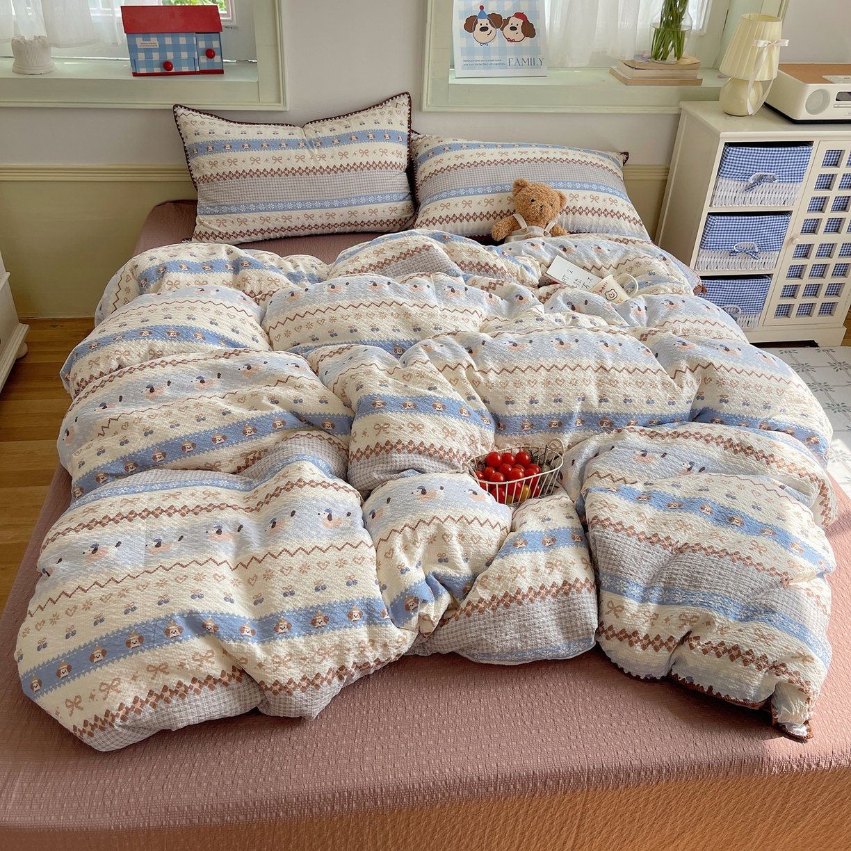 91家纺网 家纺一手货源 找家纺 凯洛奇 2026春夏新款A类高品质泡芙纱贝壳边四件套 奶芙小狗