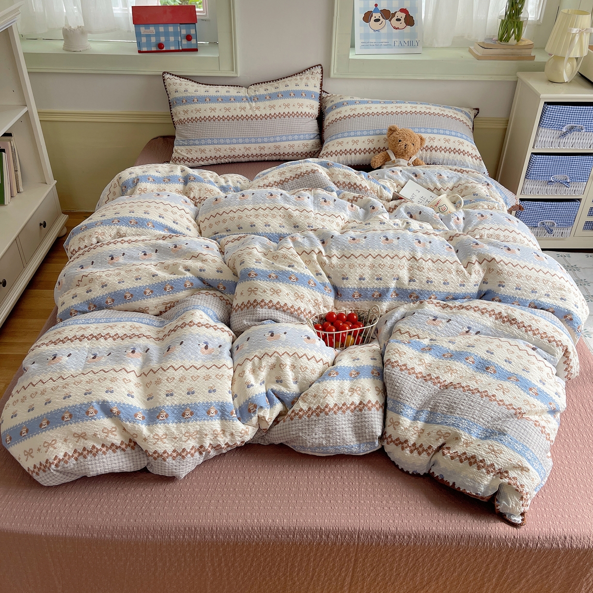 91家纺网 家纺一手货源 找家纺 凯洛奇 2026春夏新款A类高品质泡芙纱贝壳边四件套 奶芙小狗