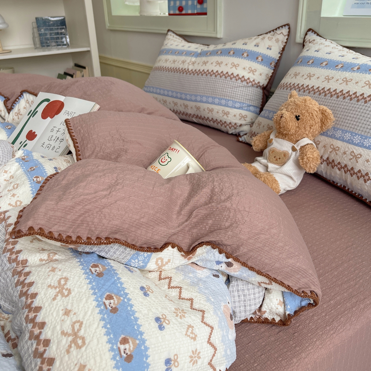 91家纺网 家纺一手货源 找家纺 凯洛奇 2026春夏新款A类高品质泡芙纱贝壳边四件套 奶芙小狗