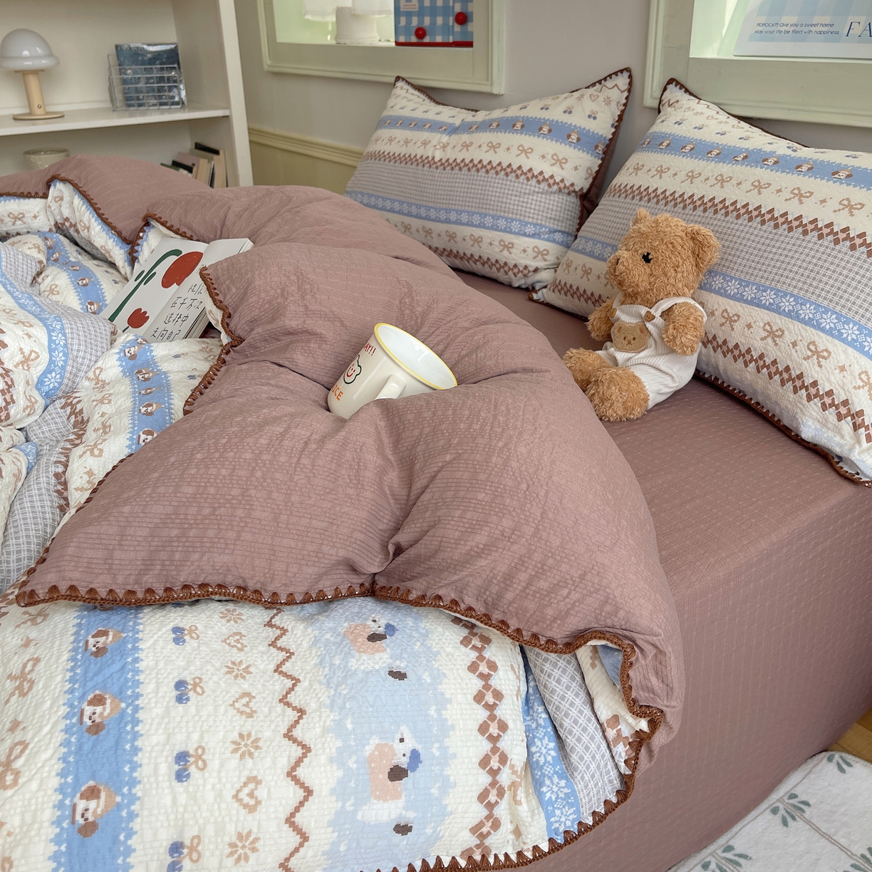 91家纺网 家纺一手货源 找家纺 凯洛奇 2026春夏新款A类高品质泡芙纱贝壳边四件套 奶芙小狗