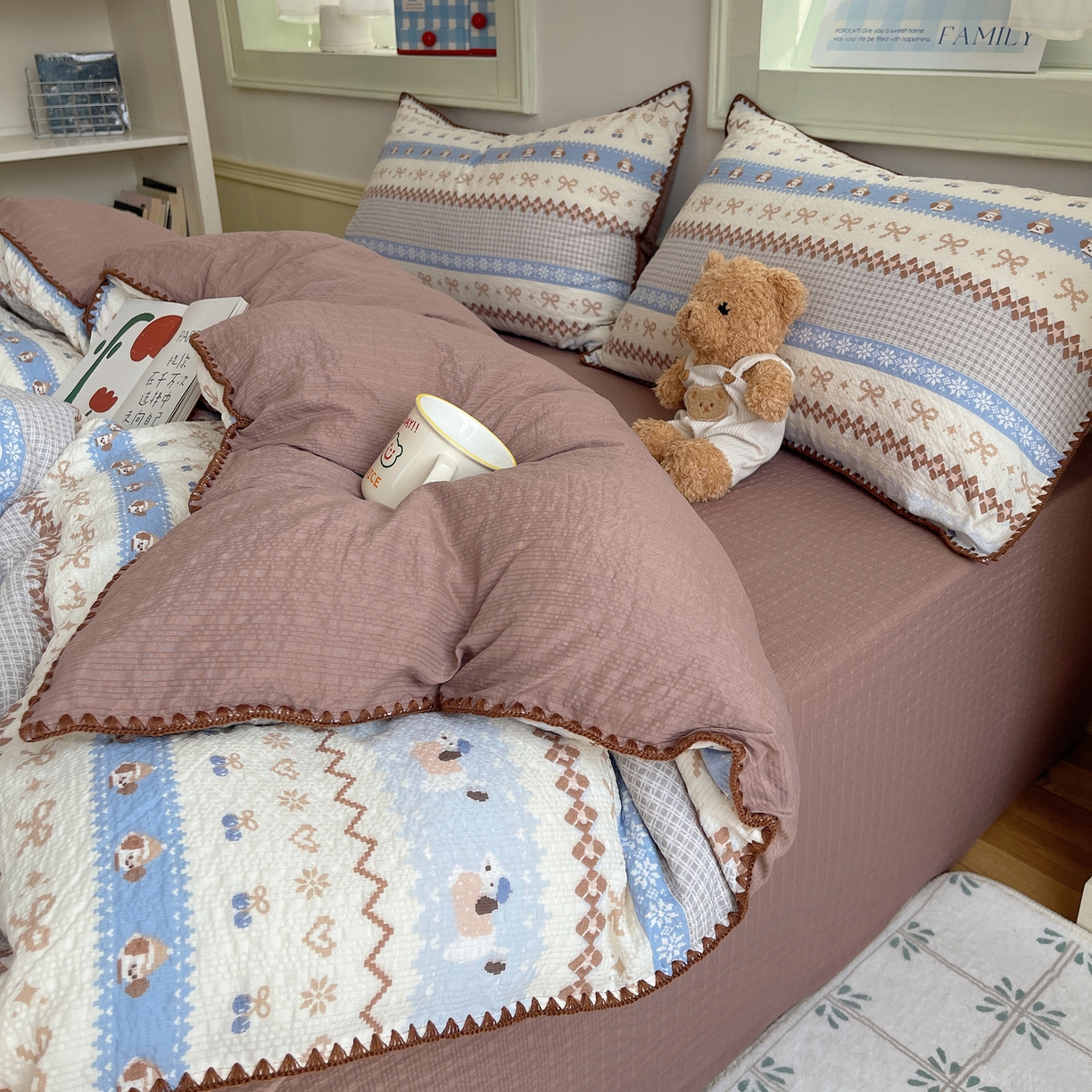 91家纺网 家纺一手货源 找家纺 凯洛奇 2026春夏新款A类高品质泡芙纱贝壳边四件套 奶芙小狗