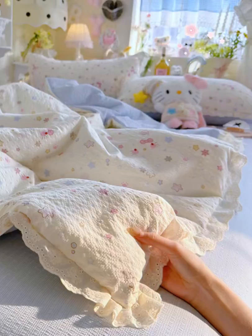 91家纺网 家纺一手货源 找家纺 贝扬思家纺 2026新款泡芙纱全棉蕾丝花边夏被-花笺系列（甜系花边撞入梦境，软乎乎的质感，治愈所有疲惫） 花笺-躲猫猫