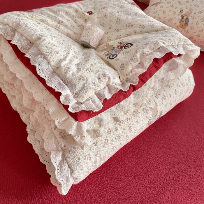 91家纺网 家纺一手货源 找家纺 贝扬思家纺 2026新款泡芙纱全棉蕾丝花边夏被-花笺系列（甜系花边撞入梦境，软乎乎的质感，治愈所有疲惫） 花笺-躲雨小兔