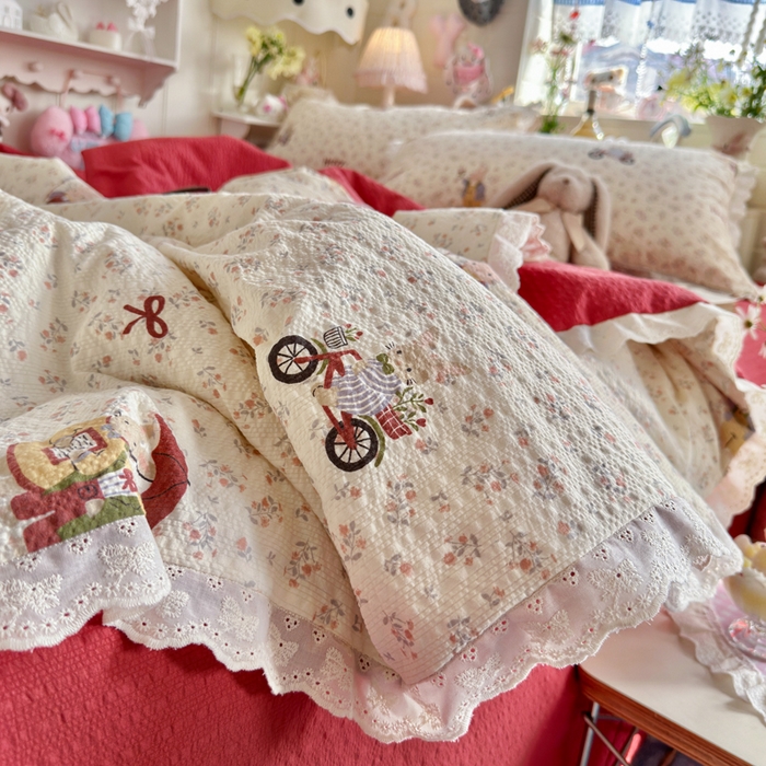 91家纺网 家纺一手货源 找家纺 贝扬思家纺 2026新款泡芙纱全棉蕾丝花边夏被-花笺系列（甜系花边撞入梦境，软乎乎的质感，治愈所有疲惫） 花笺-躲雨小兔