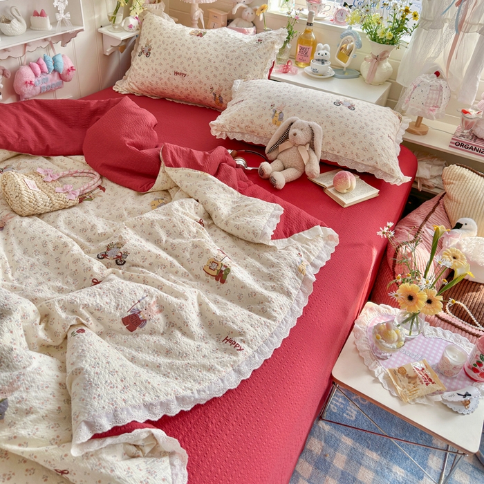 91家纺网 家纺一手货源 找家纺 贝扬思家纺 2026新款泡芙纱全棉蕾丝花边夏被-花笺系列（甜系花边撞入梦境，软乎乎的质感，治愈所有疲惫） 花笺-躲雨小兔