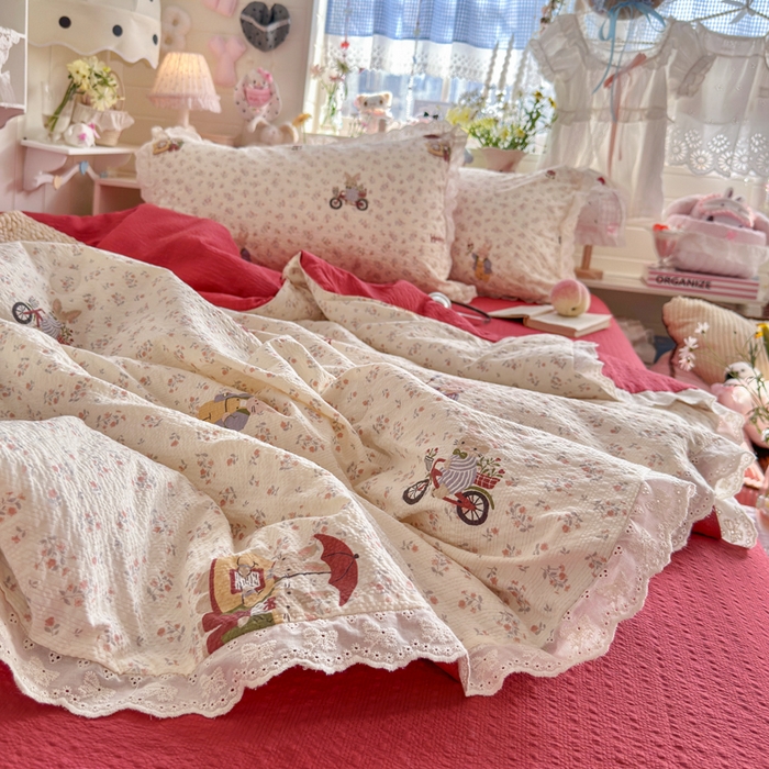 91家纺网 家纺一手货源 找家纺 贝扬思家纺 2026新款泡芙纱全棉蕾丝花边夏被-花笺系列（甜系花边撞入梦境，软乎乎的质感，治愈所有疲惫） 花笺-躲雨小兔