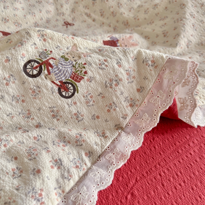 91家纺网 家纺一手货源 找家纺 贝扬思家纺 2026新款泡芙纱全棉蕾丝花边夏被-花笺系列（甜系花边撞入梦境，软乎乎的质感，治愈所有疲惫） 花笺-躲雨小兔