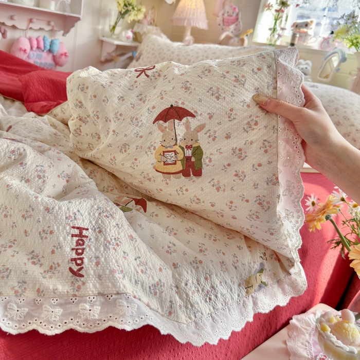 91家纺网 家纺一手货源 找家纺 贝扬思家纺 2026新款泡芙纱全棉蕾丝花边夏被-花笺系列（甜系花边撞入梦境，软乎乎的质感，治愈所有疲惫） 花笺-躲雨小兔