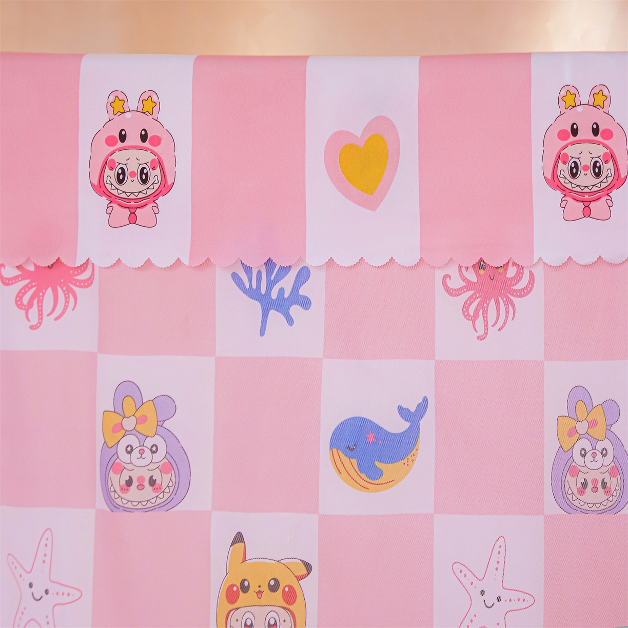 91家纺网 家纺一手货源 找家纺 迪凡保罗蚊帐 2026新款2606专版卡通回底全底AB版遮光帘坐床蚊帐 趣玩格子-带床帘