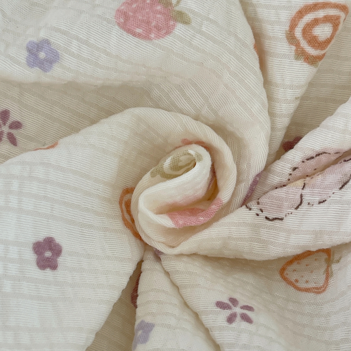 91家纺网 家纺一手货源 找家纺 凯洛奇 2026春夏新款A类高品质泡芙纱贝壳边四件套 糖心小熊