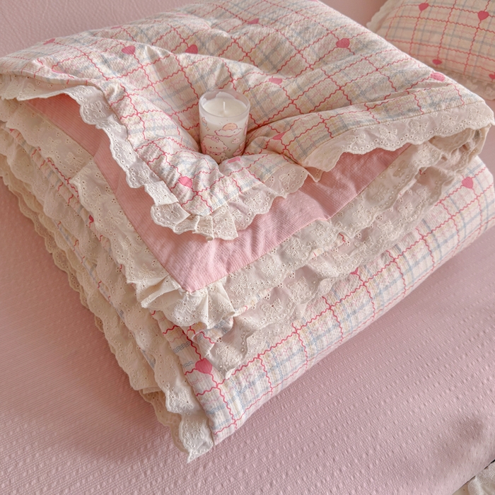 91家纺网 家纺一手货源 找家纺 贝扬思家纺 2026新款泡芙纱全棉蕾丝花边夏被-花笺系列（甜系花边撞入梦境，软乎乎的质感，治愈所有疲惫） 花笺-格格心