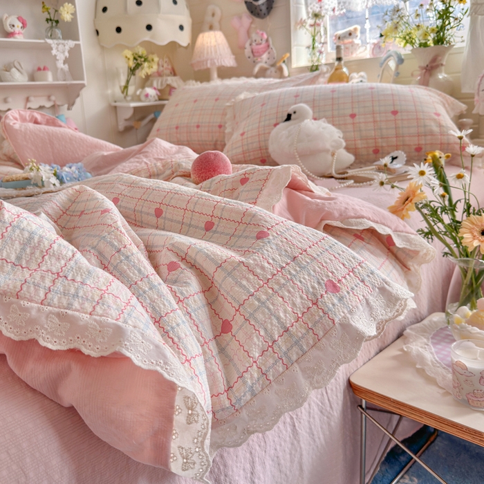 91家纺网 家纺一手货源 找家纺 贝扬思家纺 2026新款泡芙纱全棉蕾丝花边夏被-花笺系列（甜系花边撞入梦境，软乎乎的质感，治愈所有疲惫） 花笺-格格心