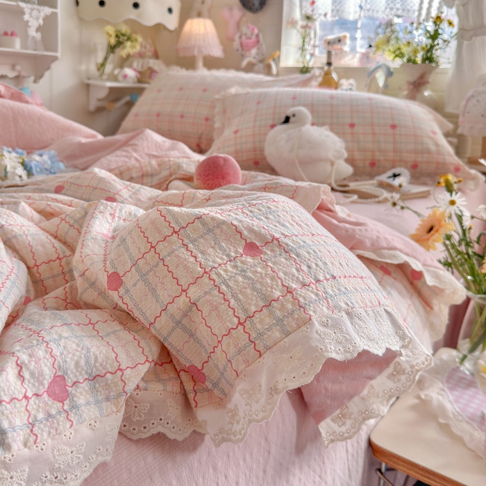 91家纺网 家纺一手货源 找家纺 贝扬思家纺 2026新款泡芙纱全棉蕾丝花边夏被-花笺系列（甜系花边撞入梦境，软乎乎的质感，治愈所有疲惫） 花笺-格格心