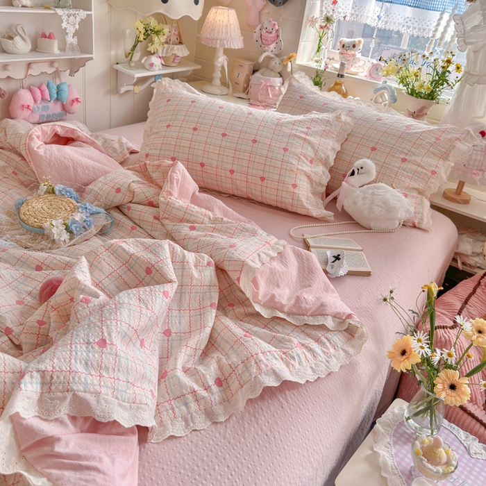 91家纺网 家纺一手货源 找家纺 贝扬思家纺 2026新款泡芙纱全棉蕾丝花边夏被-花笺系列（甜系花边撞入梦境，软乎乎的质感，治愈所有疲惫） 花笺-格格心