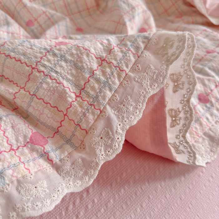 91家纺网 家纺一手货源 找家纺 贝扬思家纺 2026新款泡芙纱全棉蕾丝花边夏被-花笺系列（甜系花边撞入梦境，软乎乎的质感，治愈所有疲惫） 花笺-格格心
