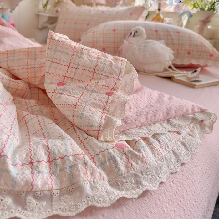 91家纺网 家纺一手货源 找家纺 贝扬思家纺 2026新款泡芙纱全棉蕾丝花边夏被-花笺系列（甜系花边撞入梦境，软乎乎的质感，治愈所有疲惫） 花笺-格格心